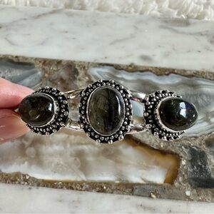 2133 Vintage-Inspired Silver and Black Labradorite Gemstone Bracelet
